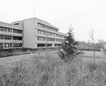 884111 Gezicht op het kantoorgebouw van het Gasbedrijf Centraal Nederland (G.C.N., Atoomweg 50) te Utrecht, met een ...